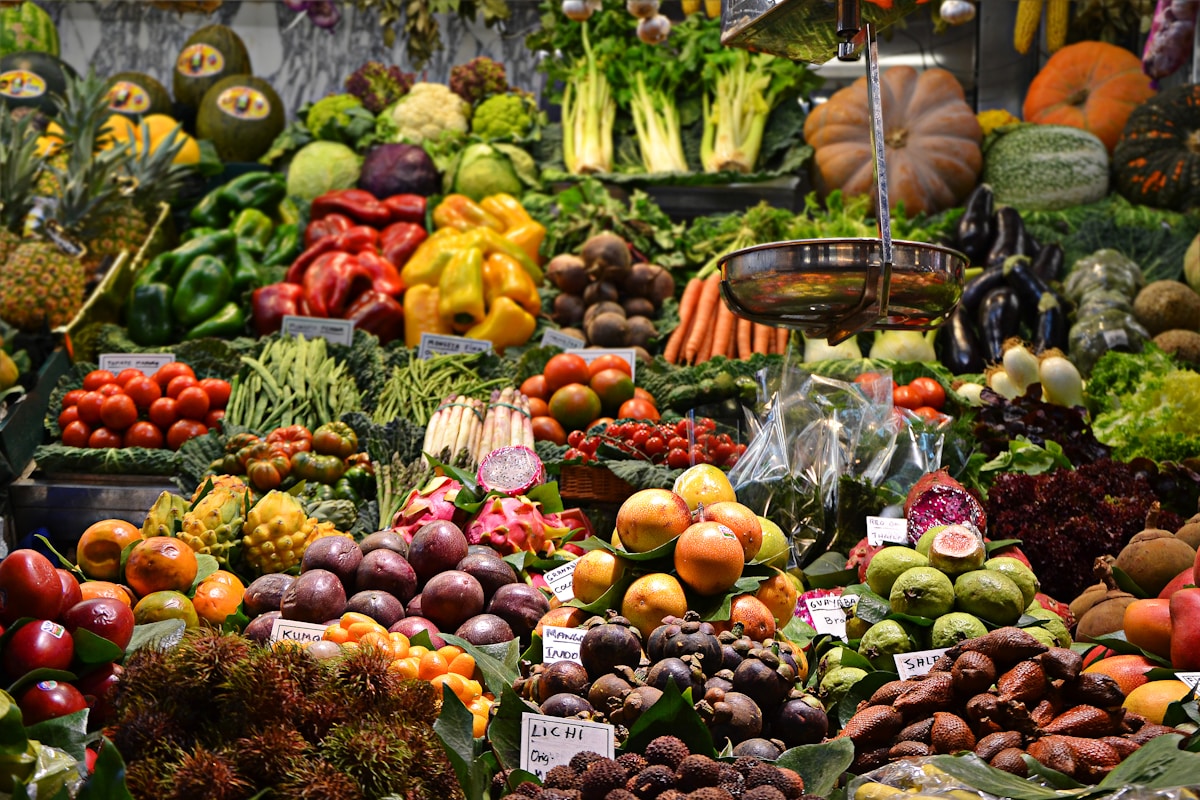 Cagette de fruits et légumes frais sur un marché de gros